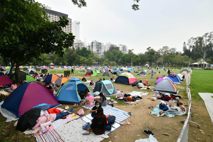 市民与外佣齐齐逼爆维多利亚公园。