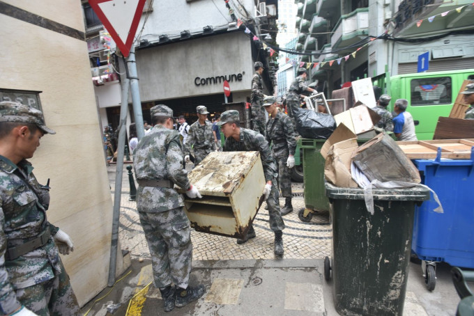 解放军在十月初五街协助清理垃圾。