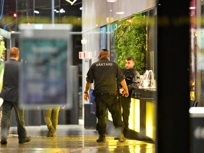 瑞典警方在發生意外的音樂廳調查。路透社圖片