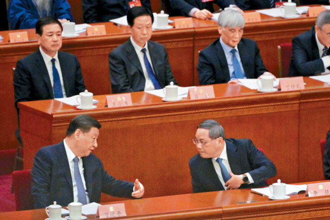 国家主席习近平和总理李强昨日在政协会议期间交谈。