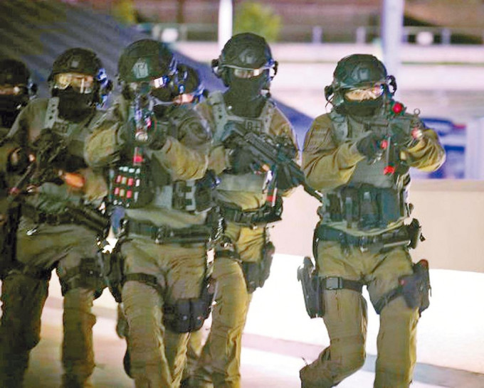警方反恐特勤隊人員在演練中，擎槍狙擊恐怖分子。