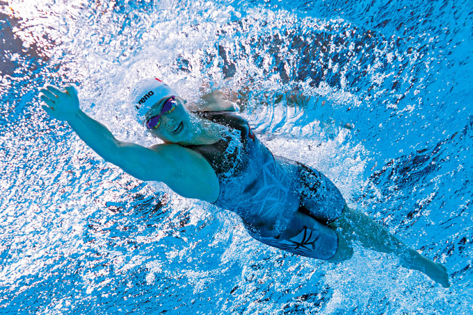 何詩蓓昨在二百米自由泳準決賽作戰，水底攝影機拍下英姿。