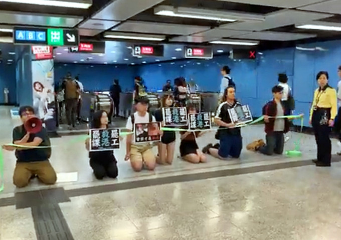 香港眾志成員跪於站內通道呼籲市民參與罷工運動。香港眾志FB影片截圖。