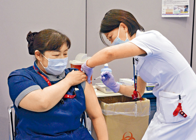■三月八日，愛知縣豐明市一名護士接種第一劑輝瑞疫苗。