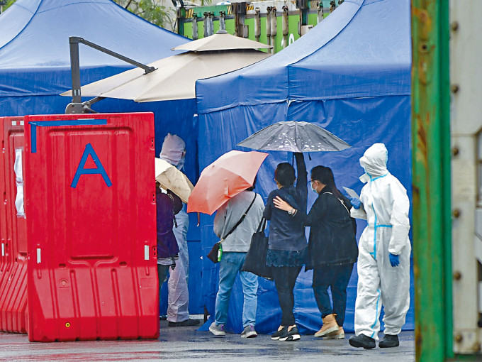 富山公眾殮房戶外冷凍櫃運作，家屬雨中辦理認領遺體。