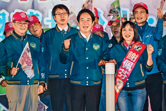 民进党赖清德（前中）昨晚在台北参加造势大会。