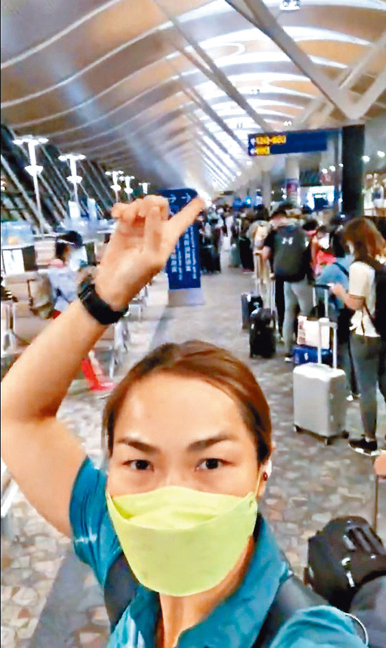 李慧詩在上海轉機回港時進行網上直播。