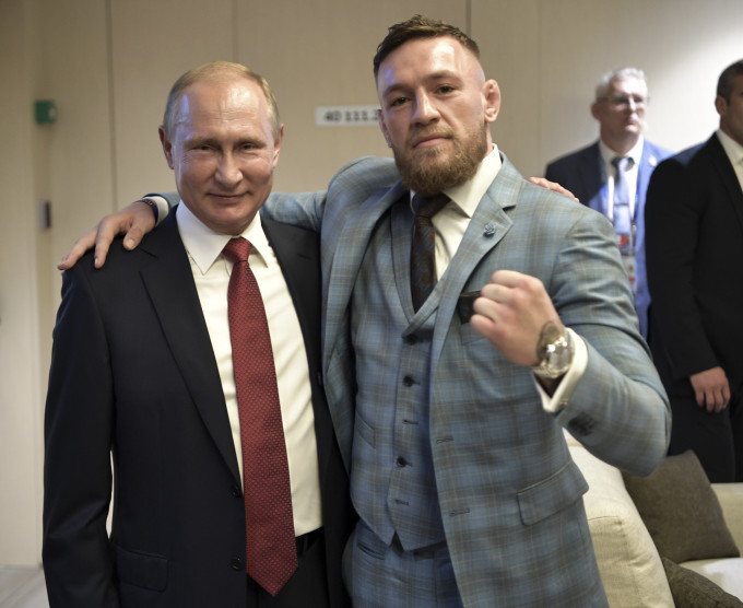 麥佳格(右)早前赴俄羅斯看世界盃決賽，還跟總統普京合照。AP