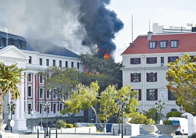 ■位于开普敦的国会大厦发生大火。  