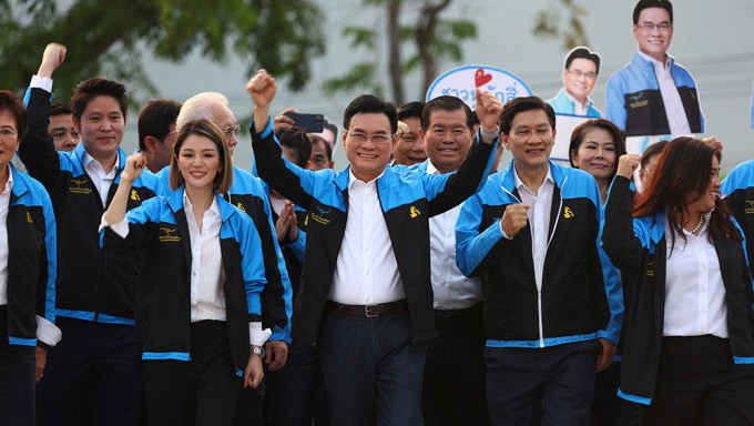 泰國國會大選中慘敗，民主黨黨魁朱林（中）引咎辭職。路透