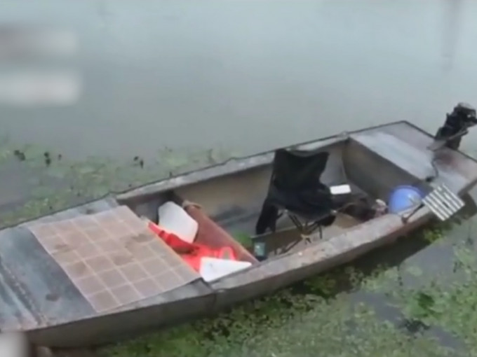 江苏一名男网红开直播表演撒网捕鱼，不慎失足摔入水里，当场溺毙。 影片截图