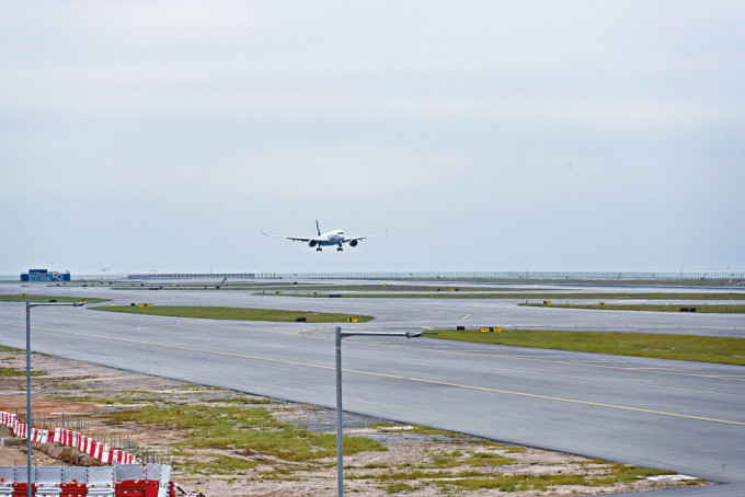 第三條跑道於七月份試運作至今，已有一萬一千班航班升降。