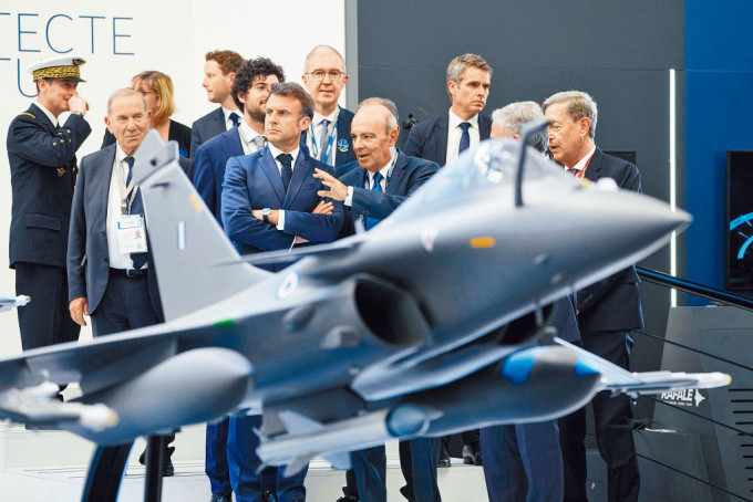 马克龙周一在巴黎航空展，参观「阵风」战机模型。