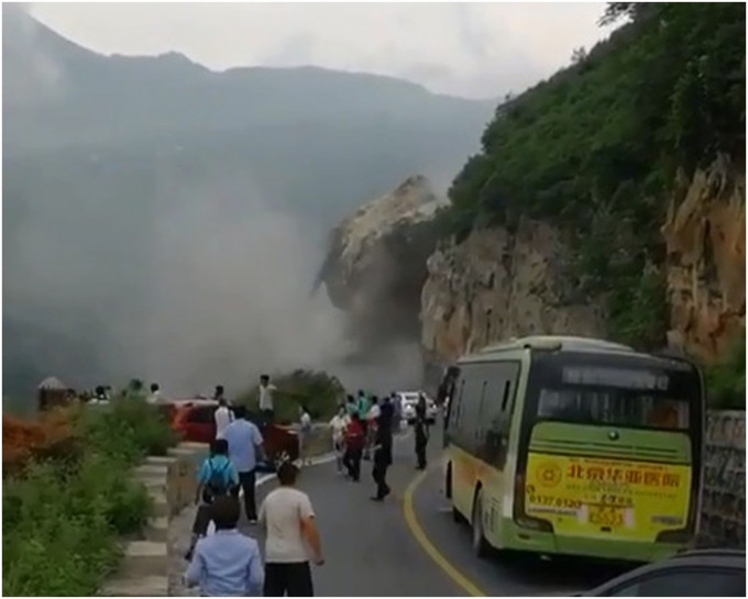 大量山泥夾雜大石滾滾而下，市民紛紛下車走避。網圖