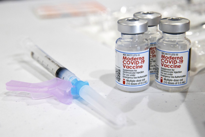 因接種後過敏案激增，美國加州暫停使用一批次莫德納疫苗。AP圖
