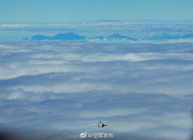 解放軍空軍官方微博日前公開一張「戰機遠眺群山」照片。