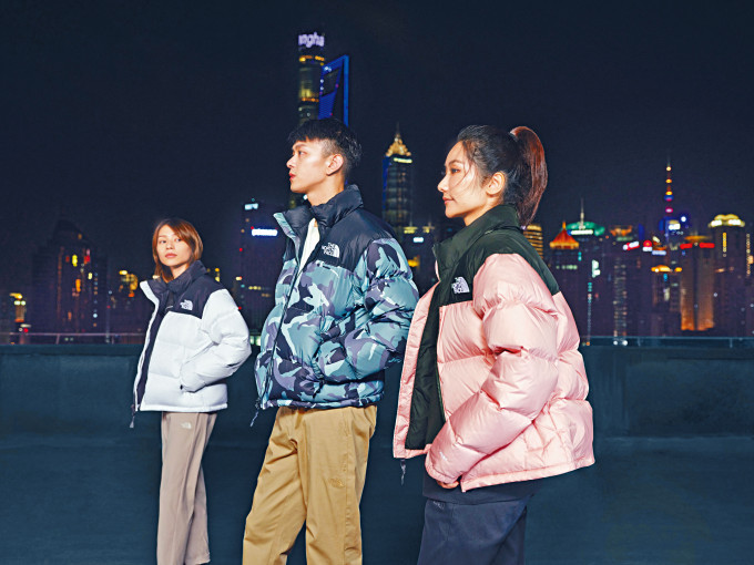 ●1996 Retro Nuptse羽絨外套備有白拼黑色、迷彩山林色及粉色版本/$2,690至$2,990,大立領設計可減少鵝絨移動,提升保暖效能,帽口配搭可調節繩扣,提供舒適防護。(The North Face)
