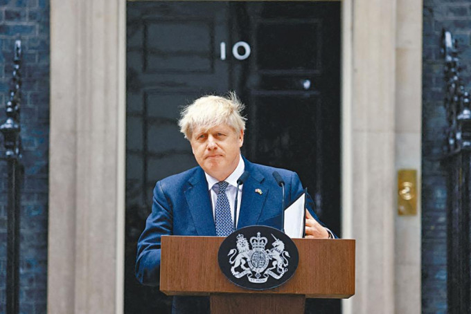 約翰遜周四在倫敦唐寧街十號首相府門外，宣布辭職。
