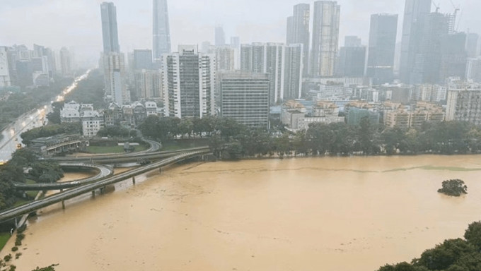 深圳暴雨打破1952年以來7項歷史紀錄。微博