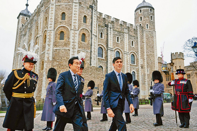 英國首相辛偉誠（右）周三在倫敦歡迎岸田文雄。　