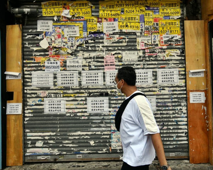 受访家庭中有52%家庭在疫情期间遭到裁员、停薪、要求放无薪假期及工时不足等情况。