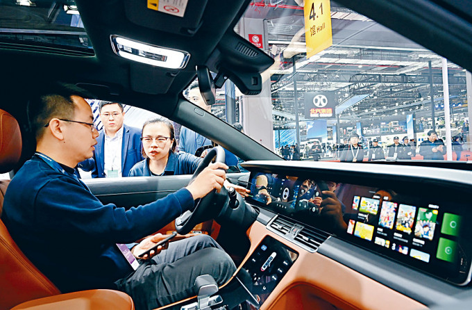 美團投資的理想汽車已申請赴美上市，集資最多1億美元。圖為採用電動增程技術的理想ONE電動車駕駛艙。