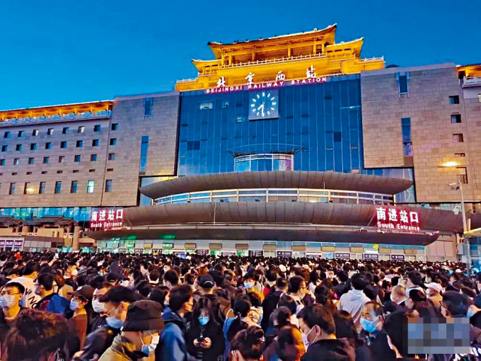 ■上萬旅客滯留北京西站。