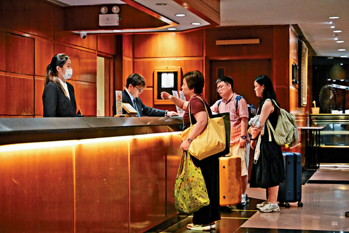 政府认为酒店房租税只占过夜旅客在港消费额少于1%，不会影响旅客选择香港作为旅游目的地和在港消费的意欲。