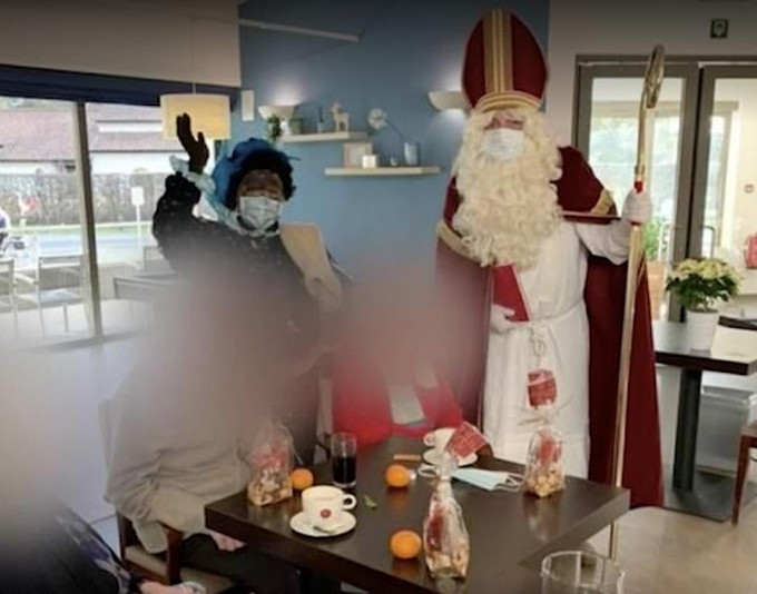 該名「聖誕老人」在不知道自己染疫的情況下，本月初與助手探訪一間護老院。網圖