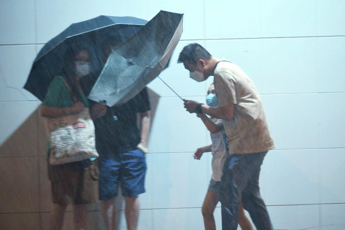 预测大致多云，间中有狂风及大骤雨，亦有雷暴