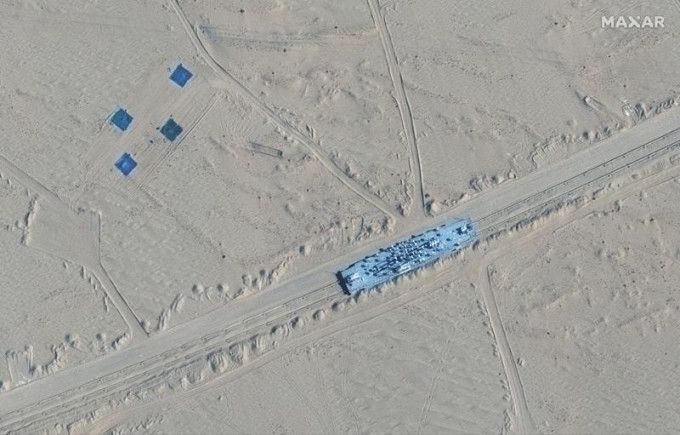 卫星照显示解放军在新疆沙漠设美军航母形状标靶。AP图片
