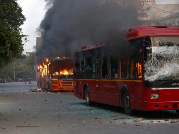 首都新德里持续有示威，示威者放火焚烧巴士，又堵塞道路。AP
