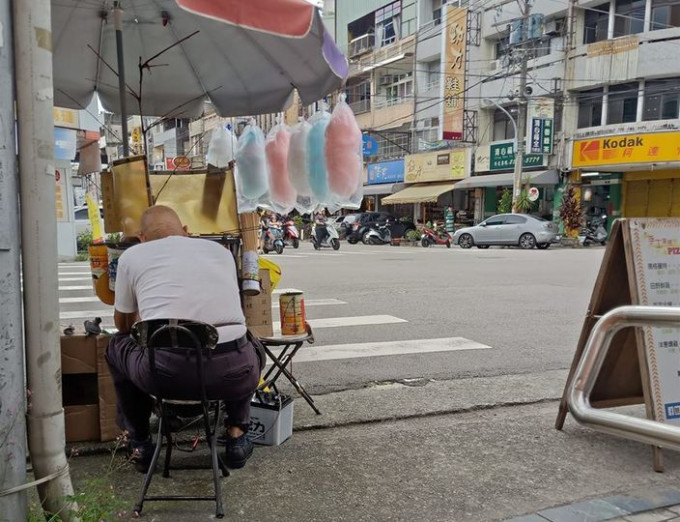 90岁的棉花糖老伯在街头摆档，为生活糊口，但近日遭举报被警察罚款而不敢再摆档。