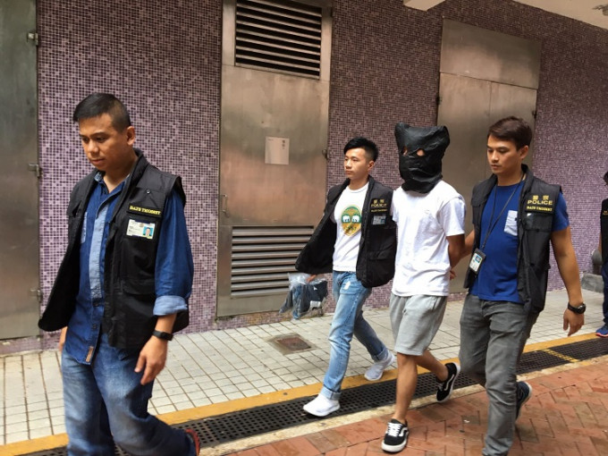 警方将一名十九岁姓黄被捕男子带返尚德邨进行搜证。