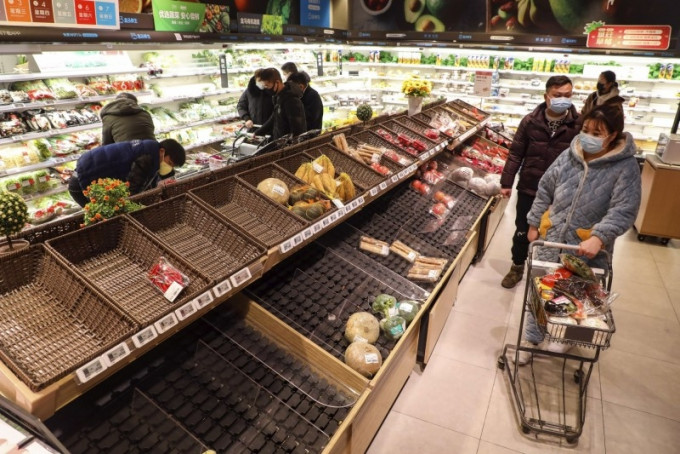 内地有粮食店老板为增加销情，造谣指即将断粮。AP资料图片