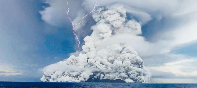上周五拍攝到的影像可見，湯加海底火山爆發時，大量灰燼升上高空。