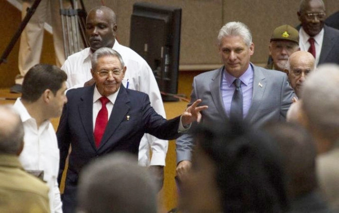 古巴总统米圭尔(右)。AP图片