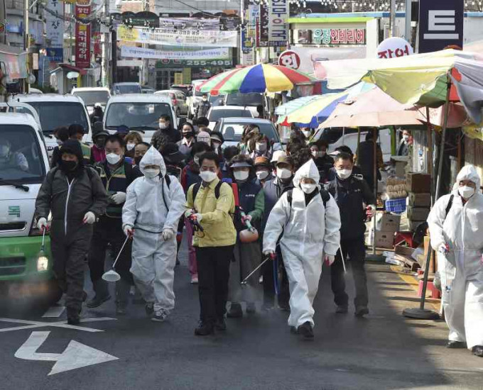 南韓市內繼續加強消毒。AP