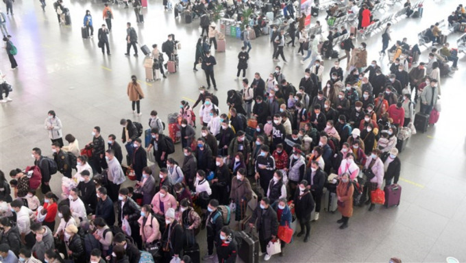 大陆春运首日广州南站候车大堂大批旅客排队检票。新华社