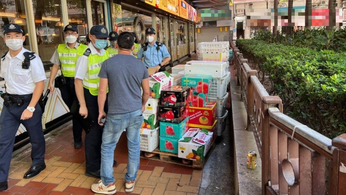 荃湾警区人员在过去两周联同食环署人员在区内先后进行联合行动打击阻街。