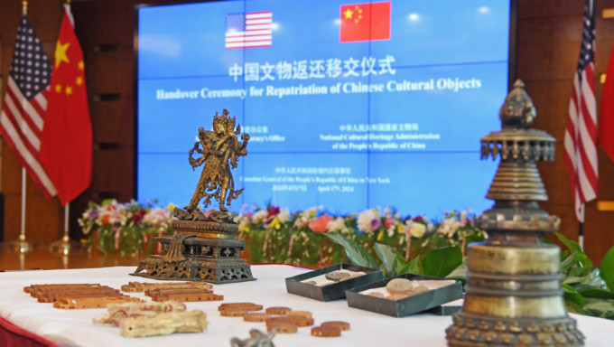 中方在纽约接收美方返还的38件中国流失文物艺术品。 新华社