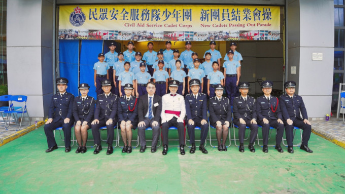 消防处副处长(行动)黄镇业(第一排中)与新团员合照。政府新闻处图片