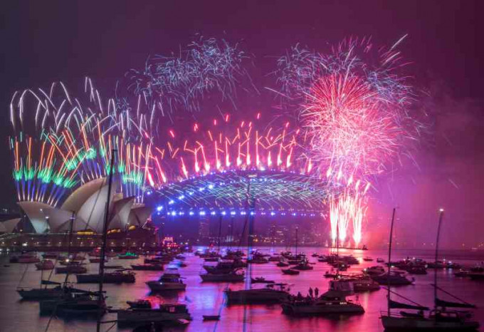 澳洲在爭議聲中照常舉辦新年煙花匯演。AP