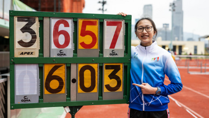 賈慧妍於第三跳做出6米03成功摘金，更連破香港U18及U20紀錄。香港田徑總會圖片