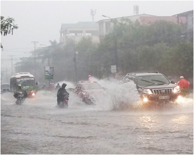 暴雨和洪水在越南中部和北部造成嚴重災情。