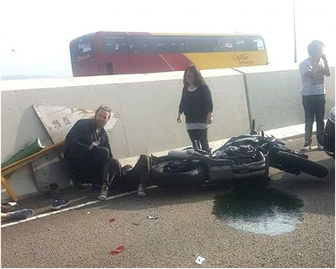 司机与后座乘客堕地受伤，由途经的司机报警求助。图片：网民Kimi Chan