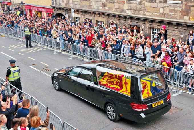 載着女皇靈柩的靈車周日駛經蘇格蘭愛丁堡的街道，民眾夾道相送。