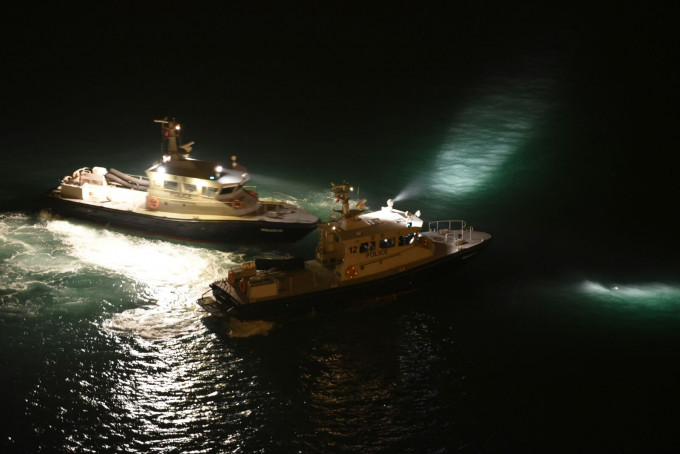 水警輪及消防船到場通宵搜索，直昇機亦到場協助。
