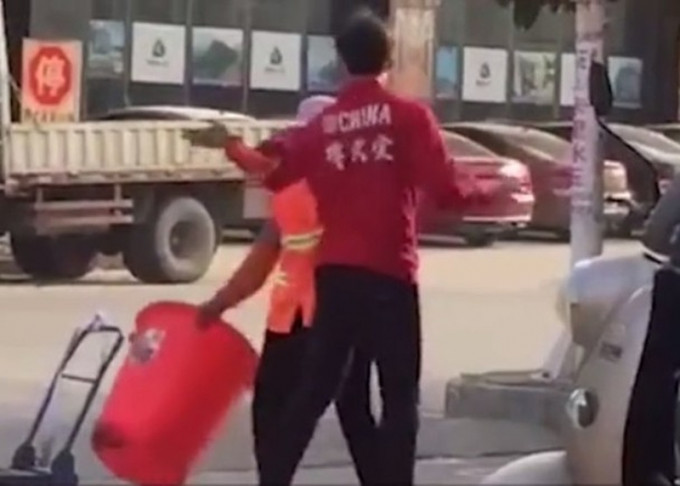 福建一名许姓跆拳道教练乱抛垃圾被劝阻，竟掌掴清洁女工。（网图）