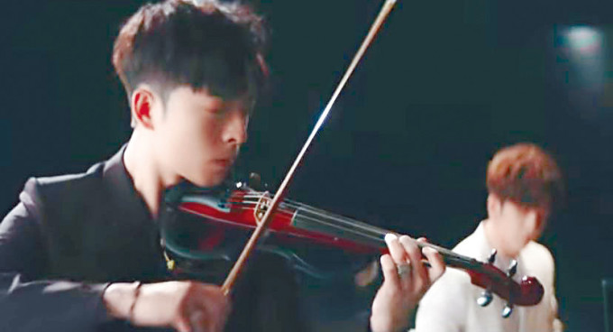 Edan拉小提琴似模似样。